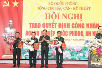 Thiếu tướng Nguyễn Trọng Thiện trao Quyết định công nhận doanh nghiệp trực tiếp phục vụ quốc phòng, an ninh. 