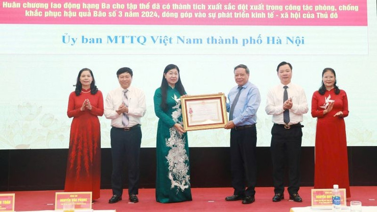 Ủy ban Mặt trận Tổ quốc Việt Nam thành phố Hà Nội vinh dự đón nhận Huân chương Lao động Hạng Ba. anh-trao-thuong.jpg