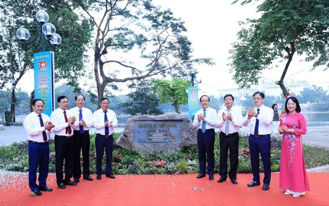 Vườn hoa hồ Thiền Quang được gắn biển công trình chào mừng kỷ niệm 70 năm Ngày Giải phóng Thủ đô. 85517cff6d75d42b8d64-17292209357862113359800.jpg