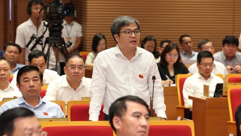 Phó Chủ tịch Ủy ban nhân dân thành phố Trương Việt Dũng giải trình những vấn đề đại biểu Hội đồng nhân dân thành phố quan tâm. img-20250709-151134.jpg