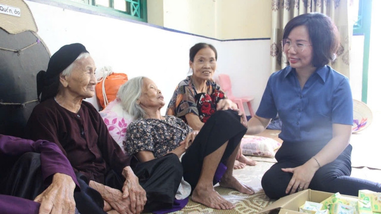 Phó Chủ tịch Thường trực Ủy ban Mặt trận Tổ quốc Việt Nam thành phố Bùi Huyền Mai thăm hỏi, động viên người dân đang tránh trú tại các điểm trường 1.jpg