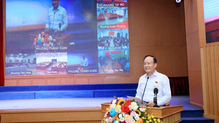 Chủ tịch Hội đồng nhân dân thành phố Hà Nội Nguyễn Ngọc Tuấn trao đổi với cử tri 10 phường. img-20250704-125745.jpg