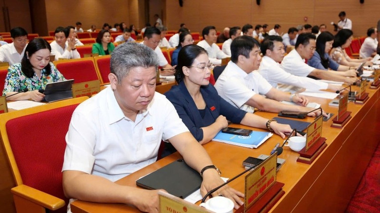 Đại biểu Hội đồng nhân dân thành phố Hà Nội biểu quyết thông qua Nghị quyết. img-20250710-104211.jpg