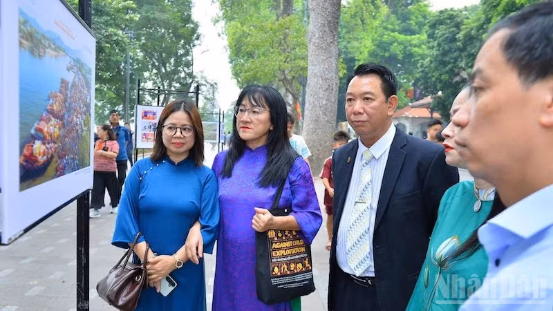 ndo_br_khach-tham-quan-trien-lam-anh.jpg