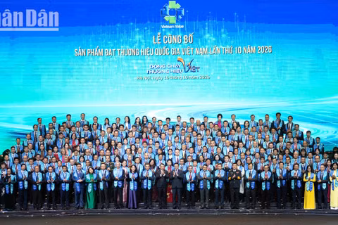 Thủ tướng Lê Minh Hưng và Bộ trưởng Lê Mạnh Hùng chụp ảnh cùng 227 doanh nghiệp được vinh danh Thương hiệu quốc gia.