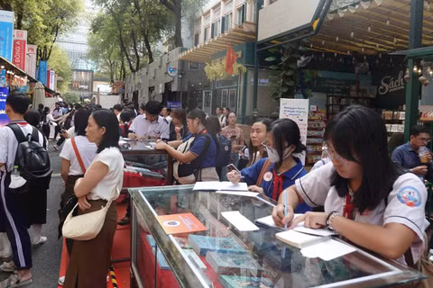 Các em học sinh tham gia hoạt động tương tác tại Đường sách thành phố trong Ngày Sách và Văn hóa đọc Việt Nam 2026 tại Thành phố Hồ Chí Minh.