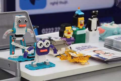 Trẻ em trực tiếp trải nghiệm điều khiển robot lập trình thông minh tại gian hàng Neopia, kích thích tư duy sáng tạo và niềm yêu thích khoa học công nghệ. (Ảnh: Bảo Ngân)