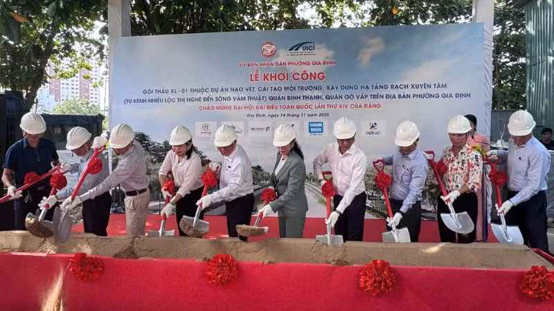 Lãnh đạo phường Gia Định và đại diện các đơn vị thực hiện nghi thức khởi công gói thầu XL-01 thuộc Dự án cải tạo rạch Xuyên Tâm. (Ảnh: VÕ LÊ)
