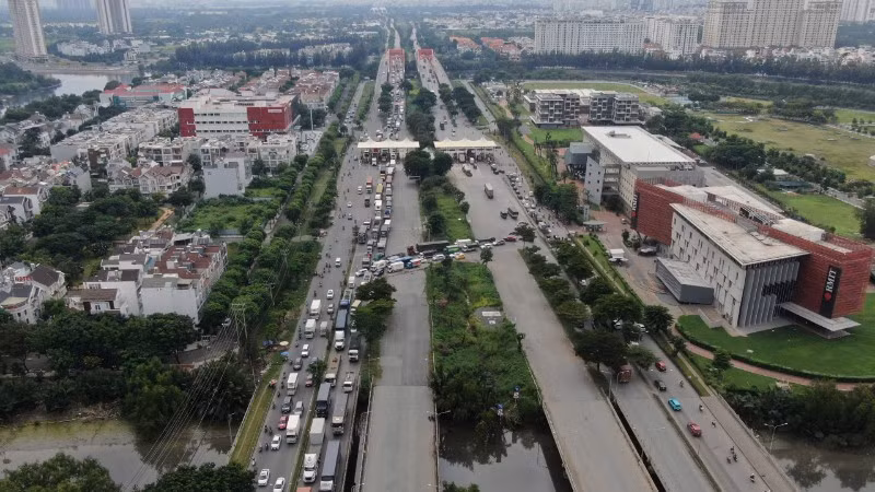 Nhà đầu tư đề xuất xây dựng dọc Vành đai 2 phía nam (đại lộ Nguyễn Văn Linh) nhằm tăng năng lực giao thông cho khu nam Thành phố Hồ Chí Minh (Ảnh: VÕ LÊ)
