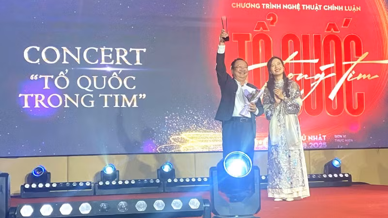 Tạp chí Đẹp đã vinh danh và trao giải cho concert "Tổ quốc trong tim" do Báo Nhân Dân phối hợp Ủy ban nhân dân thành phố Hà Nội tổ chức. (Ảnh: QUÝ HIỀN)