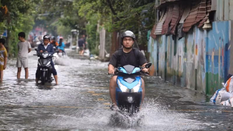 Người dân vất vả sống chung với triều cường khu vực bán đảo Thanh Đa, phường Bình Quới. (Ảnh: THẾ ANH)