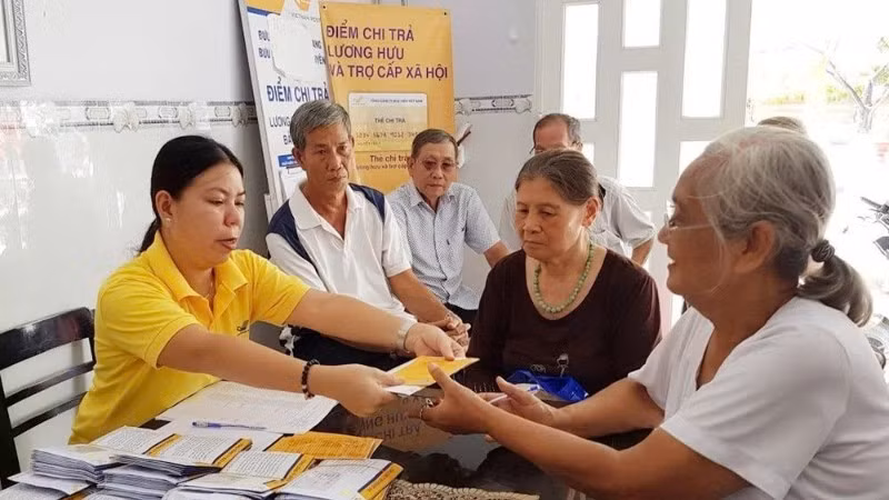 Chăm lo chế độ chính sách cho người cao tuổi, phường An toàn khu. (Ảnh: QUÝ HIỀN)