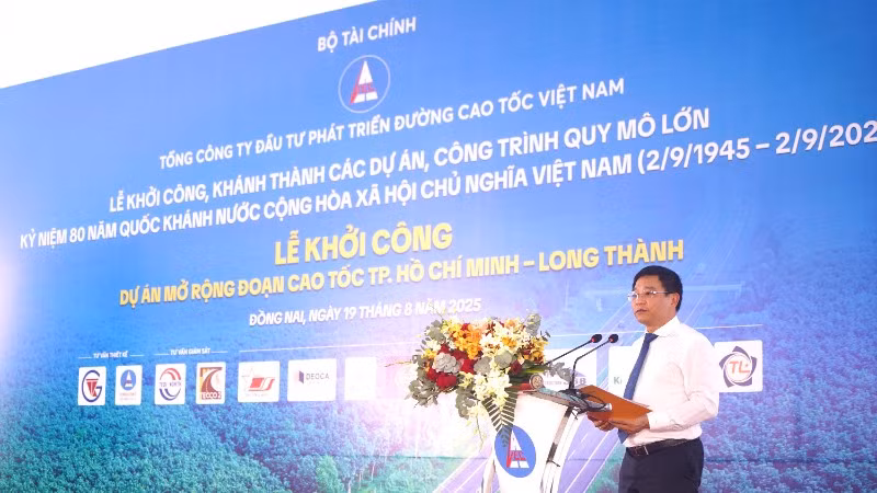 Bộ trưởng Bộ Tài chính Nguyễn Văn Thắng phát biểu tại Lễ khởi công Dự án mở rộng mở rộng đoạn cao tốc Thành phố Hồ Chí Minh-Long Thành. (Ảnh: THẾ ANH)