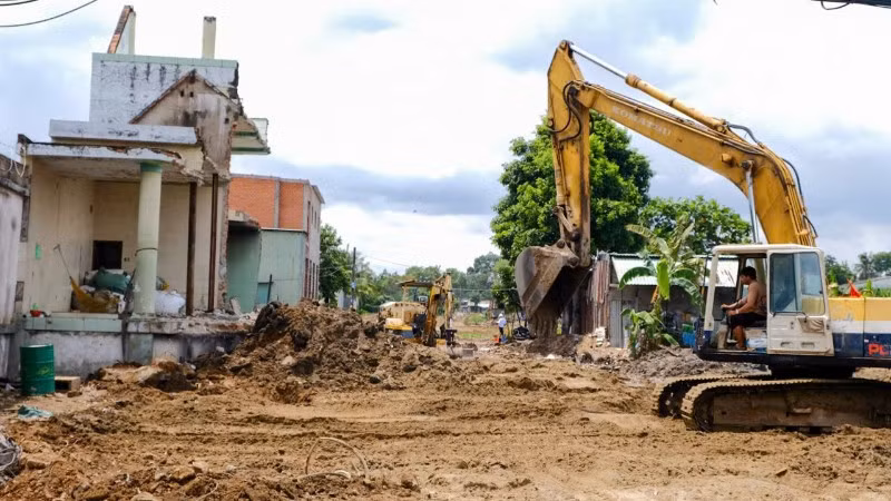 Công trình đường Vành đai 2 dài 2,7km (đoạn 3) từ đường Phạm Văn Đồng đến nút giao Gò Dưa trên địa bàn Thành phố Hồ Chí Minh đang được nhà đầu tư dồn sức tái thi công trở lại. (Ảnh: THẾ ANH)