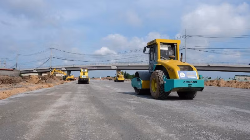 Gói thầu XL6 thuộc Dự án Vành đai 3 (đoạn qua khu vực Củ Chi) với hàng trăm công nhân cùng máy móc, thiết bị, tổ chức thi công “3 ca, 4 kíp” nhằm bảo đảm kế hoạch đề ra. Hiện gói thầu XL6 đã đạt khoảng 73% khối lượng. (Ảnh: THẾ ANH)