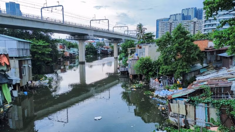 Rạch Văn Thánh thường xuyên bị ô nhiễm quanh năm, nước thải từ khu dân cư gây ô nhiễm môi trường. (Ảnh: THẾ ANH)