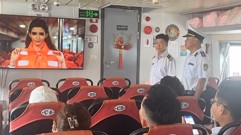 Hướng dẫn quy cách mặc áo phao trên tàu cao tốc Thành phố Hồ Chí Minh đi Vũng Tàu. (Ảnh: QUÝ HIỀN)