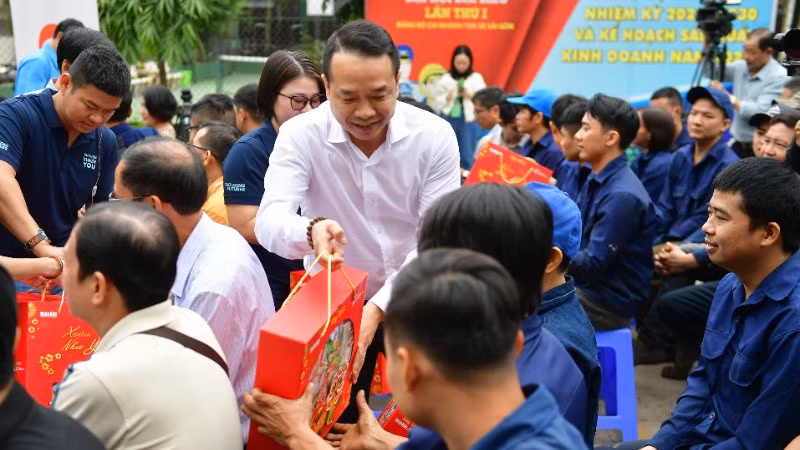 tung-quang-trao-qua-364.jpg