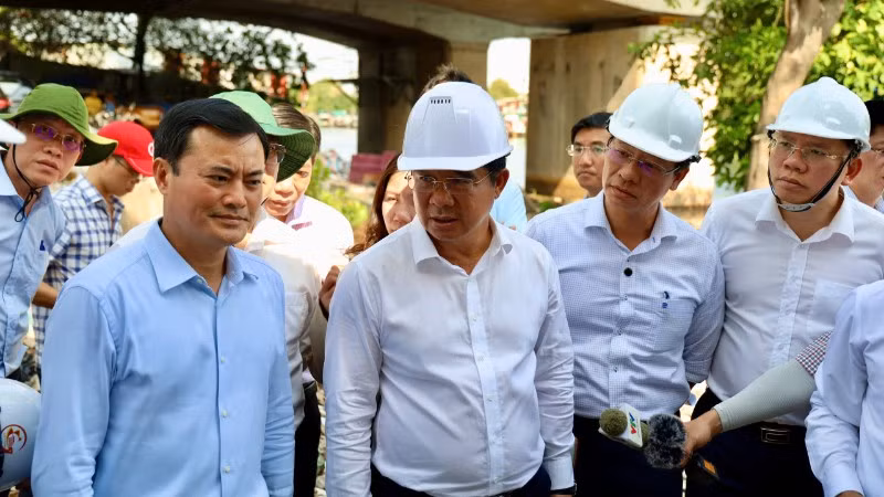 Chủ tịch Ủy ban nhân dân Thành phố Hồ Chí Minh Nguyễn Văn Được khảo sát và đánh giá tiến độ thực hiện tại công trình cải tạo bờ Bắc kênh Đôi. (Ảnh: QUÝ HIỀN)