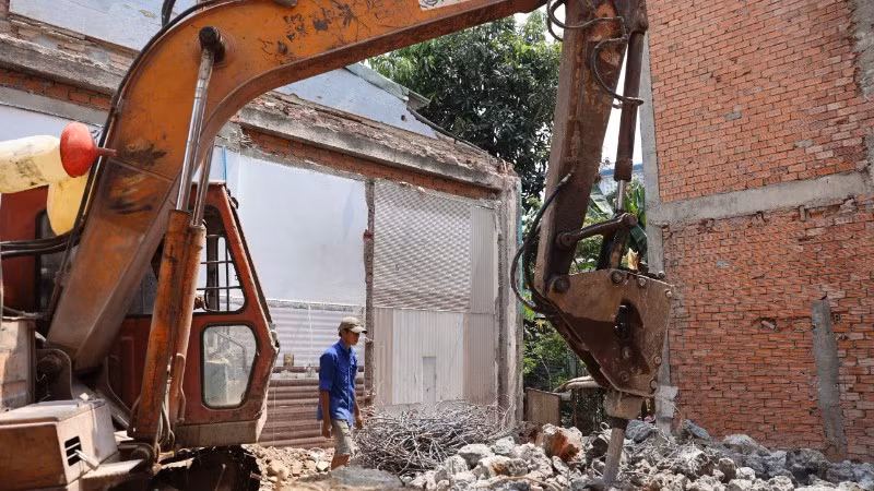 Người dân thuộc dự án mở rộng Quốc lộ 13 tích cực bàn giao mặt bằng sau khi nhận tiền bồi thường, giải phóng mặt bằng. (Ảnh: VÕ LÊ)