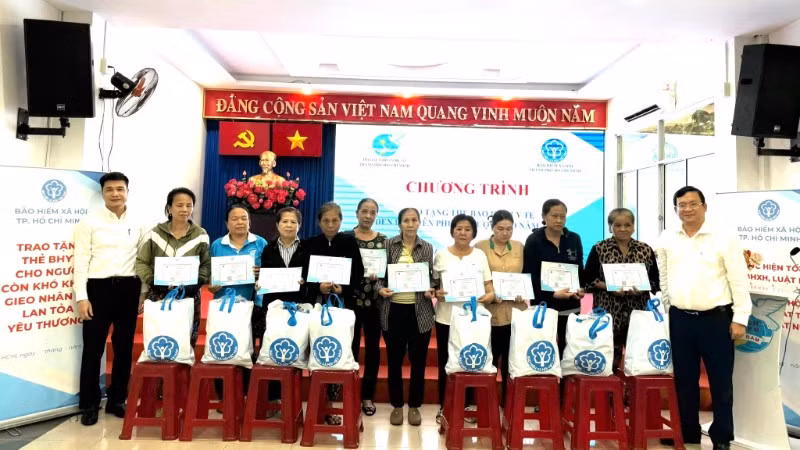  Bảo hiểm xã hội Thành phố Hồ Chí Minh cùng các mạnh thường quân trao tặng 304 thẻ Bảo hiểm y tế cho hội viên phụ nữ vượt khó (Ảnh: QUÝ HIỀN)