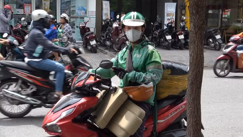 Tài xế xe công nghệ giao hàng là lực lượng tham gia lưu thông ngày càng phổ biến tại Thành phố Hồ Chí Minh. (Ảnh: TÙNG ANH)