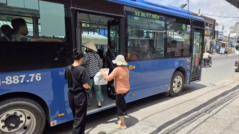 nguoi-dan-di-xe-buyt-dien-2057.jpg