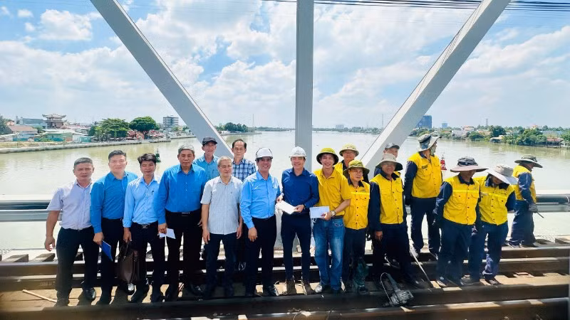 dsvn-tham-cong-nhan-tai-cau-ghenh-2337.jpg