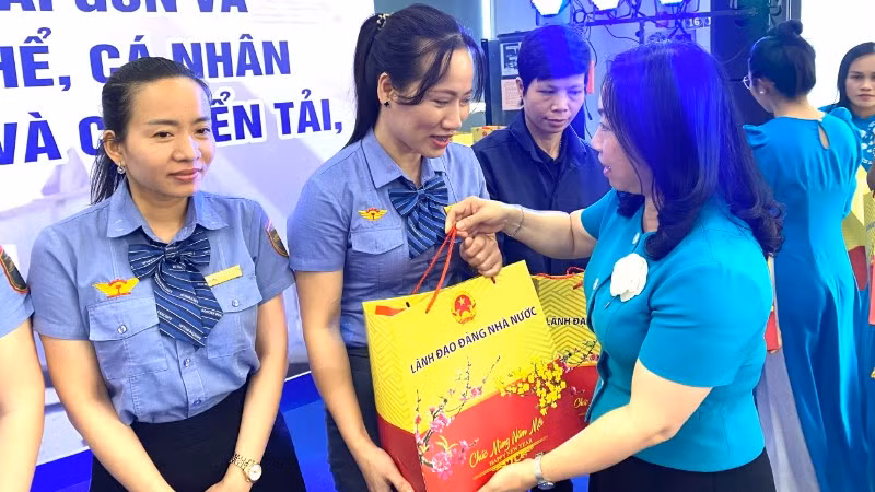 dsvn-tang-qua-nu-cong-nhan-ld-1726.jpg