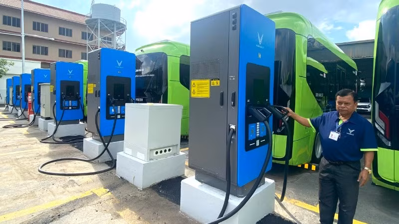 Một hệ thống trạm sạc điện tập trung của doanh nghiệp vận tải phục vụ phương tiện xe buýt. (Ảnh: QUÝ HIỀN)