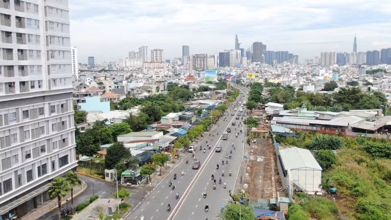 Cầu kênh Tẻ nối tuyến Trần Xuân Soạn và Nguyễn Hữu Thọ đang tổ chức thi công hệ thống đường gom. (Ảnh: QUÝ HIỀN)
