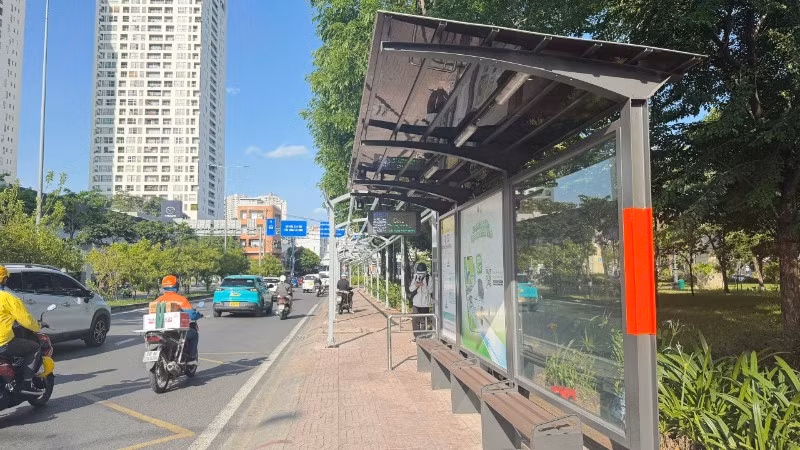 Hệ thống mái che vừa lắp đặt trên trục đường Võ Nguyên Giáp giúp người dân thành phố tiếp cận giao thông công cộng thuận tiện, an toàn hơn. (Ảnh: VÕ LÊ)