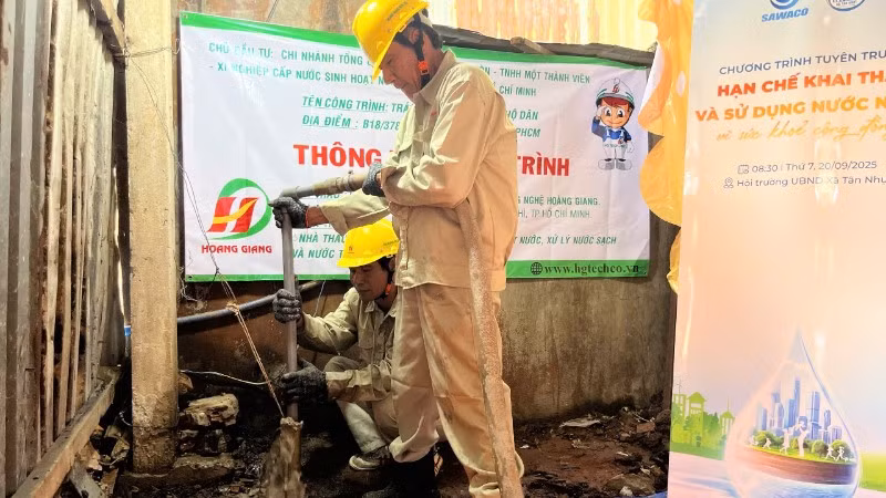 Nhân viên Xí nghiệp Cấp nước Nông thôn-Tổng Công ty Cấp nước Sài Gòn hỗ trợ các hộ dân trám lấp giếng khoan khu vực xã Tân Nhựt (huyện Bình Chánh cũ). (Ảnh: QUÝ HIỀN)