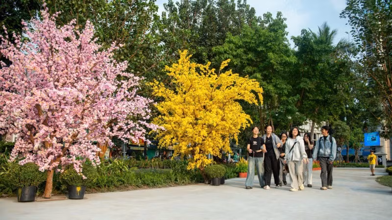 Khu đất số 8 Võ Văn Tần (Trung tâm Thể dục Thể thao Phan Đình Phùng) thu hút người dân thành phố đến vui chơi dịp Tết cổ truyền (ảnh: QUÝ HIỀN)