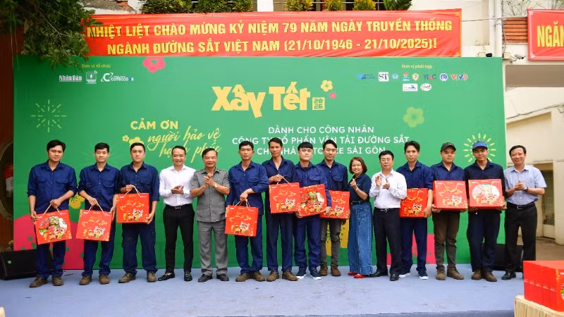 Sáng 22/1, Báo Nhân Dân phối hợp Công ty Cổ phần Xây dựng Coteccons tổ chức chương trình “Xây Tết 2026” dành cho công nhân ngành đường sắt tại Chi nhánh Toa xe Sài Gòn, thuộc Tổng công ty Đường sắt Việt Nam. (Ảnh: THẾ ANH)