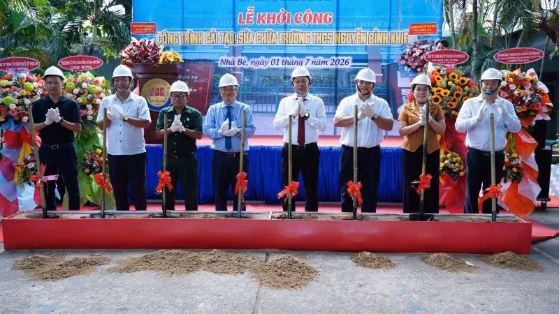Lãnh đạo xã Nhà Bè tham dự khởi công Công trình nâng cấp Trường trung học cơ sở Nguyễn Bỉnh Khiêm (cơ sở 1 và cơ sở 2). (Ảnh: VÕ LÊ)