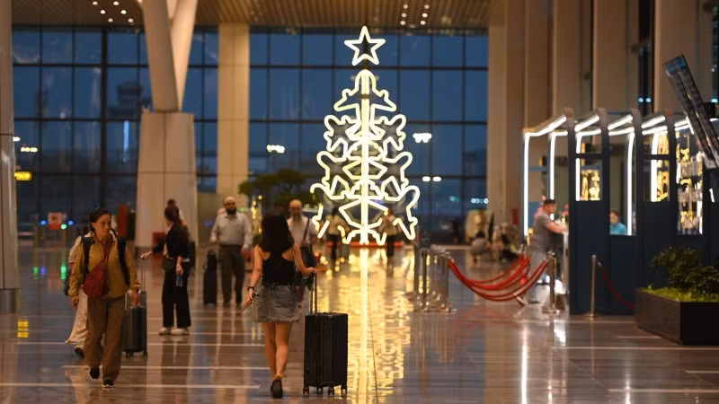 Điểm nhấn của nhà ga T3 Tân Sơn Nhất được trang trí mùa lễ hội là tháp máy được ghép từ 7 chiếc máy bay, trên đỉnh là ngôi sao tỏa sáng. (Ảnh: VÕ LÊ)