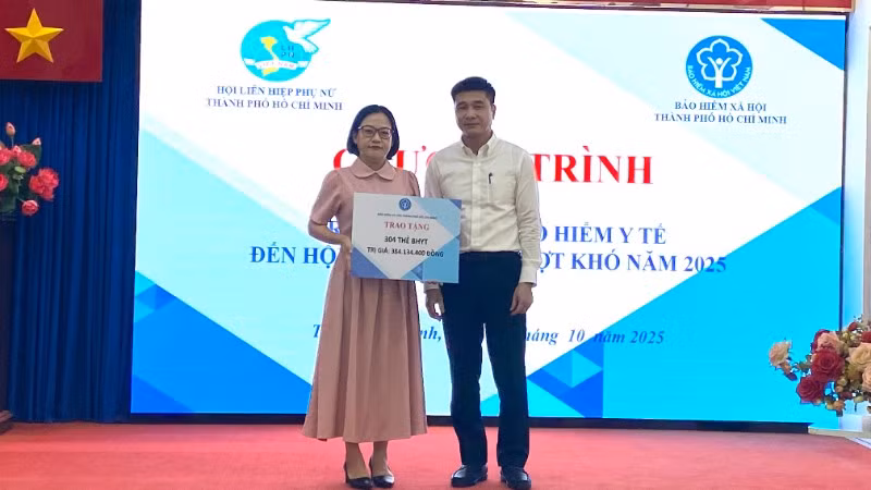 bhxh-tp-hoi-lhpn-trao-bieu-trung-2090.jpg