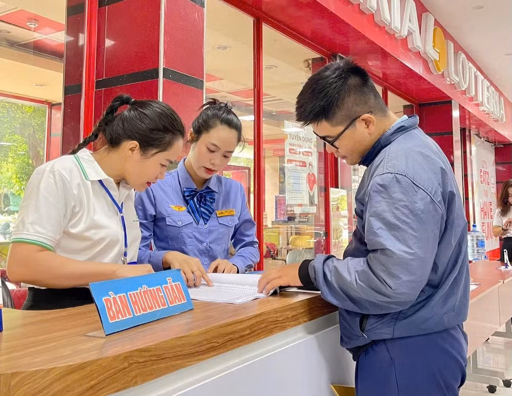 Nhân viên ga Sài Gòn hướng dẫn hành khách mua vé tàu Tết Đinh Mùi 2027 (ảnh: VÕ LÊ)