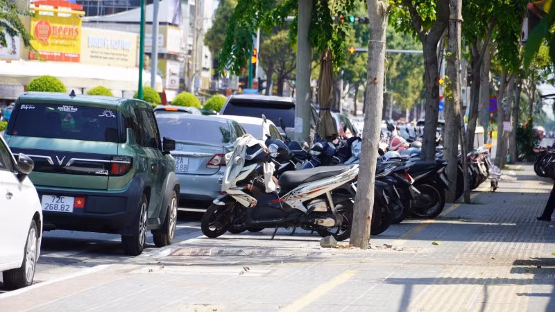Vỉa hè nhộn nhịp trên một tuyến đường ở phường Vũng Tàu. (Ảnh: VÕ LÊ)