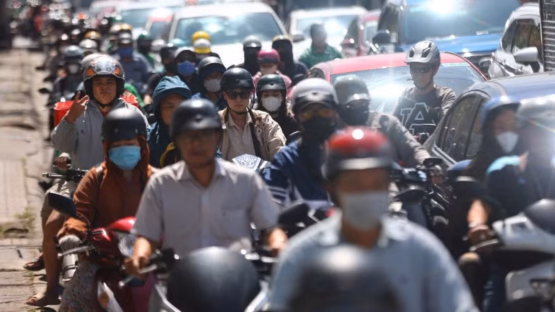 Dòng xe máy lưu thông khó khăn qua các tuyến đường là trục giao thông chính trên địa bàn Thành phố Hồ Chí Minh (Ảnh: THẾ ANH)