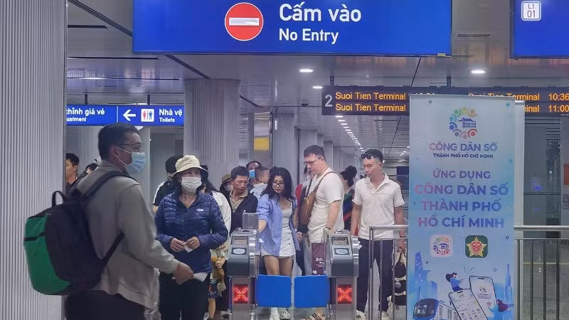 hanh-khach-di-metro-thanh-toan-ko-tien-mat-2504.jpg