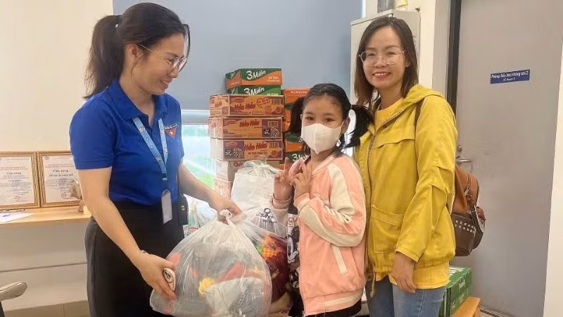 Người dân thành phố đã chuyển những món hàng cứu trợ gồm quần áo, nhu yếu phẩm tới các nhà ga của tuyến Metro số 1 sáng 22/11. (Ảnh: QUÝ HIỀN)