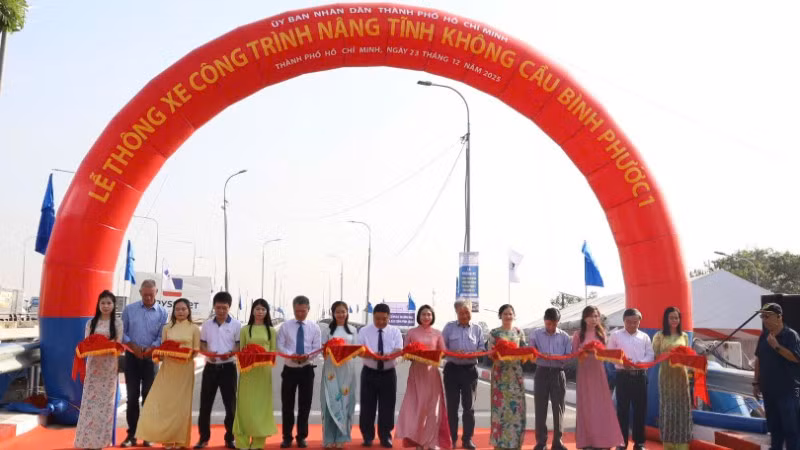 Sở Xây dựng Thành phố Hồ Chí Minh tổ chức thông xe Công trình nâng tĩnh không cầu Bình Phước 1 trên quốc lộ 1. (Ảnh: VÕ LÊ)