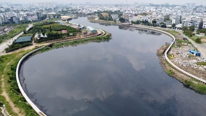 Dự án cải tạo tuyến kênh Tham Lương-Bến Cát-rạch Nước Lên dài 64 km đang dần dần khoác "chiếc áo" mới (Ảnh: THẾ ANH)