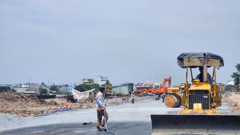 Thi công một gói thầu thuộc Dự án cải tạo kênh Tham Lương-Bến Cát- Rạch Nước lên do Ban Quản lý dự án đầu tư xây dựng hạ tầng đô thị Thành phố Hồ Chí Minh làm chủ đầu tư (Ảnh: THẾ ANH)