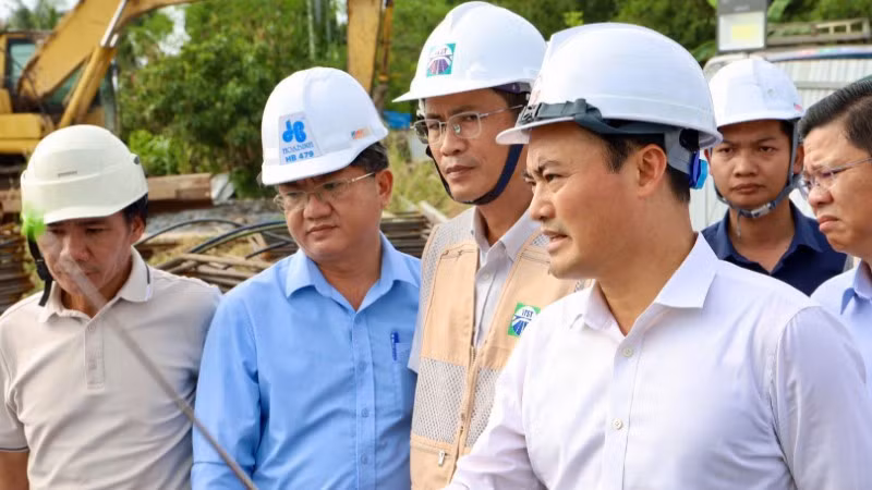 Phó Chủ tịch Ủy ban nhân dân Thành phố Hồ Chí Minh Bùi Xuân Cường dẫn đầu đoàn công tác kiểm tra công trường thi công thuộc Dự án Vành đai 3 đoạn phía tây. (Ảnh: VÕ LÊ)