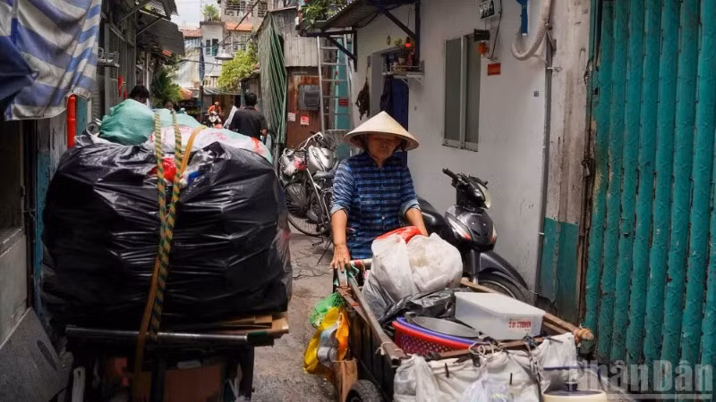 Sinh hoạt của người dân ở Khu Mả Lạng chật hẹp, không bảo đảm phòng cháy chữa cháy. (Ảnh: THẾ ANH)