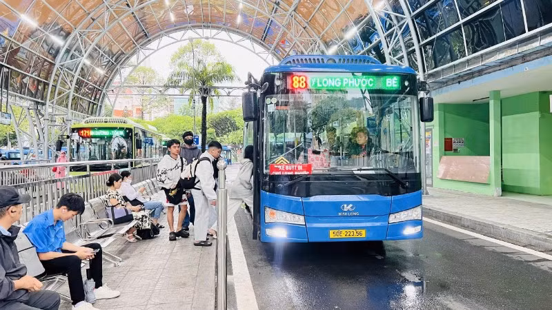 Người dân thành phố lựa chọn đi xe buýt tăng cao từ ngày 1/7, khi Thành phố Hồ Chí Minh miễn vé xe buýt trên 134 tuyến. (Ảnh: QUÝ HIỀN)