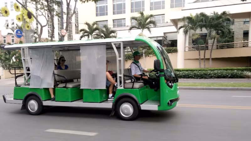 Xe buýt mi-ni, loại hình vận tải đón trả khách linh hoạt theo nhu cầu (DRT). (Ảnh: VÕ LÊ)
